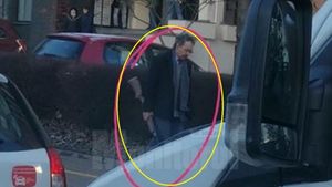 A creat panică printre locuitorii din Suceava! Un bărbat s-a plimbat cu o pușcă în plină stradă