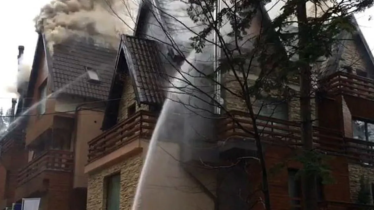 Hotel plin de turişti la Olăneşti, cuprins de un incendiu. 200 de persoane au fost evacuate