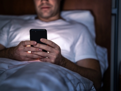 Ce se întâmplă cu somnul tău dacă stai pe telefon înainte de culcare. De ce nu doar lumina e problema