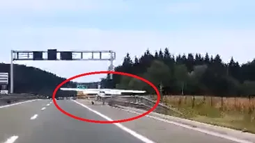 Un avion de mici dimensiuni a aterizat de urgenţă pe o autostradă din Croaţia. Momentul a fost filmat