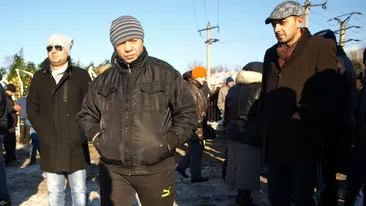 Incredibil! A iesit cu bataie pomana fratelui lui Nicolae Guţă! A fost nevoie de bodyguarzi ca sa opreasca multimea flamanda!