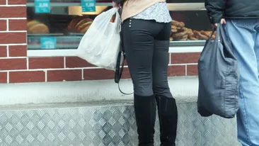 Ce transformare! Floarea Leonida a devenit enoriasa perfecta! A dat de pomana, a mers la moaste si la doua biserici in cateva ore!