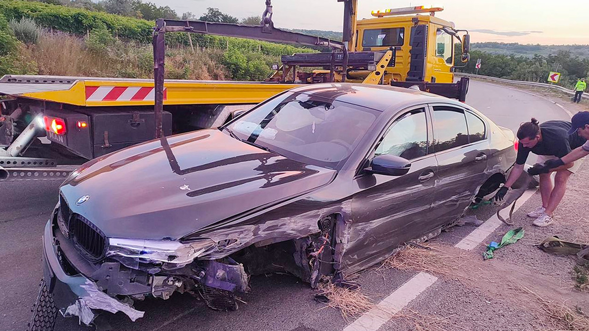 Proprietara unui BMW care şi-a lăsat maşina la o spălătorie din Chişinău a avut parte de un şoc! Incredibil în ce stare şi-a găsit automobilul
