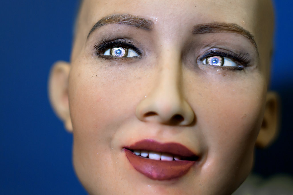 Robotul Sophia care amenința că distruge omenirea a ajuns în România