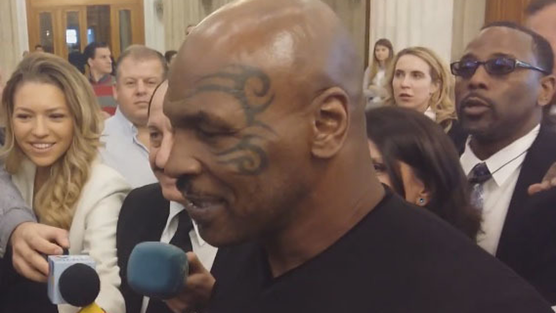 MIKE TYSON a ajuns în România şi a declanşat o adevărată nebunie la Senat!