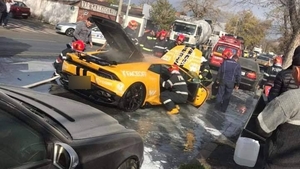 Un Lamborghini a luat foc pe Șoseaua Andronache din Bucureşti! Primele imagini de la faţa locului