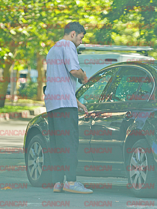 Tatăl conduce un Porsche de 100.000 de euro, iar fiul… Toto Dumitrescu, ”cu bătrânica” prin oraș!