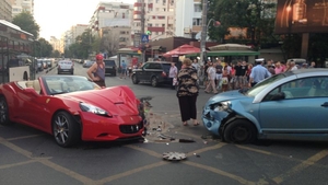 Adrian Minune si-a facut praf Ferrari-ul de 180.000 E! Accident grav in centrul Capitalei! Artistul este in stare de soc!