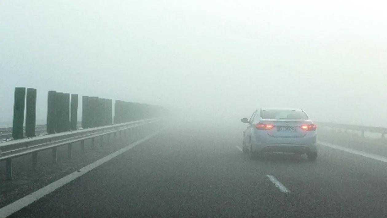 Vizibilitate redusă pe A2 și pe mai multe drumuri naționale din cauza ceții