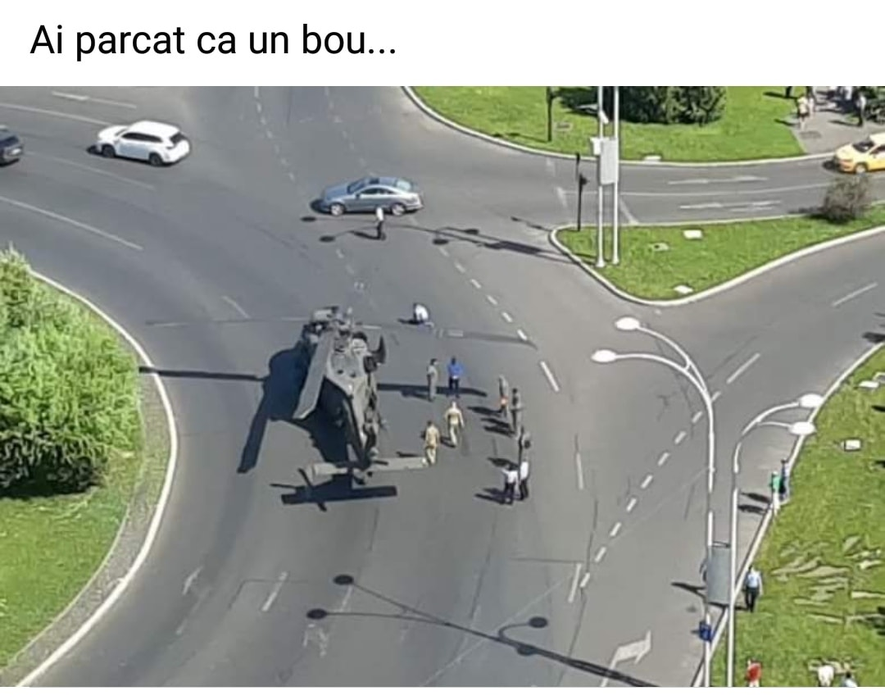 Românii au mult umor! Cele mai bune glume din online după aterizarea de urgență a elicopterului american, Black Hawk, în Piaţa Charles de Gaulle | FOTO