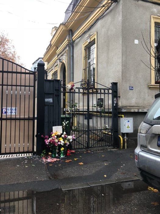 Pe lângă flori şi lumânări, în faţa casei Stelei Popescu a apărut şi un bileţel