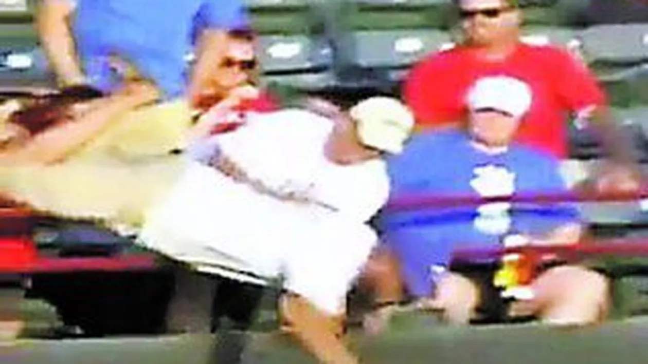 A murit incercand sa prinda mingea