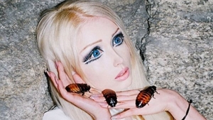Declaratiile halucinante ale fetei-Barbie: "Sunt de pe altă planetă, nu sunt umană"