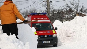 O ambulanţă a rămas blocată în zăpadă, iar oamenii au fost salvaţi cu şenilata, în apropiere de Constanţa!