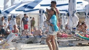 Multe liceence o sa verse lacrimi amare cand vor vedea imaginile astea! Cu ce BOMBA SEXY s-a cuplat idolul adolescentelor