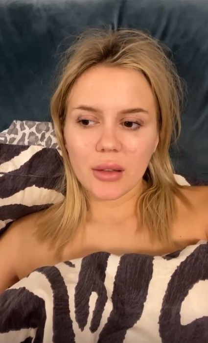 Cu ochii umflați de plâns și machiajul întins, Emily Burghelea a dezvăluit că s-a certat puternic cu logodnicul ei, Andrei: “Eram dezbrăcată, a insistat să posteze clipul” | FOTO & VIDEO