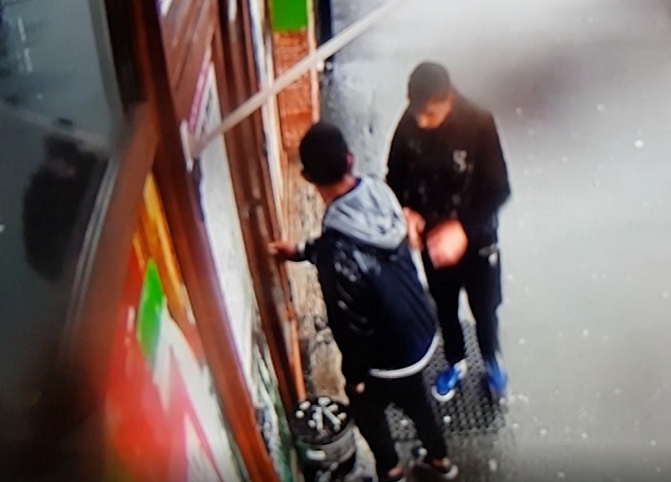Doi dintre tineri se pregătesc să dea atacul