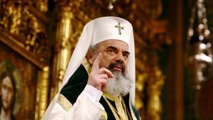 FOTO. Cum arăta patriarhul Daniel în tinerețe