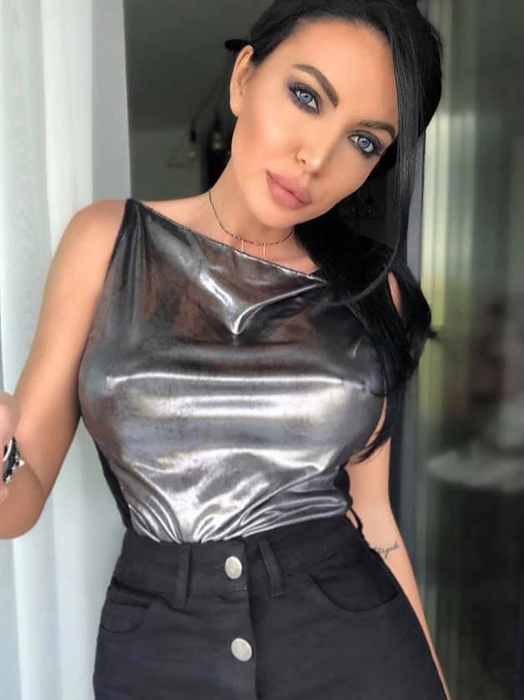 Raluca „Bombardiera”, filmată în club alături de fotomodelul Kinsey Wolanski, cea care a intrat pe teren la finala Ligii Campionilor