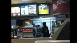 VIDEO Doua femei, batute crunt de casierul unui lant de restaurante fast food din America! Vezi aici de ce