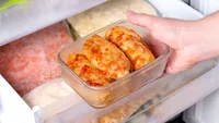 Câte luni rezistă sarmalele în congelator, de fapt. După această perioadă, trebuie să le arunci