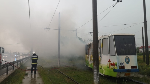 Incident bizar în Craiova! Un tramvai a luat foc după ce a fost lovit de fulger