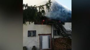 O batrână din Argeș a fost la un pas de tragedie. Vecinii au sărit în ajutorul ei când incendiul a izbucnit. VIDEO