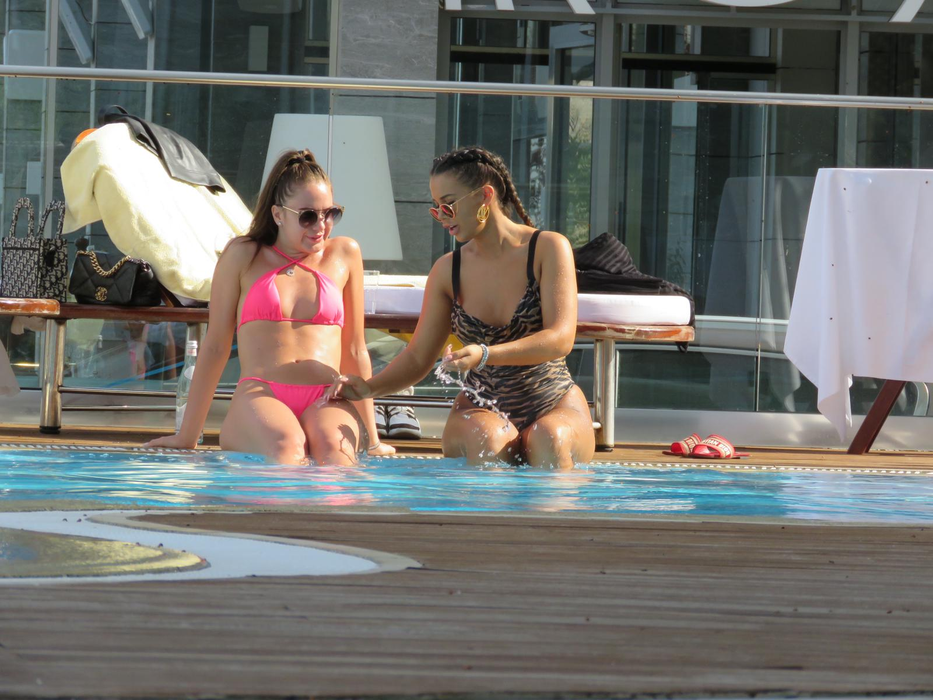 Adra Volos, de la Puterea Dragostei, la piscină, în Mamaia, alături de o prietenă