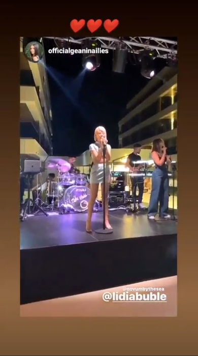Lidia Buble a încins Instagram-ul după ce a ridicat picioarele în timp ce purta o fustă mini! Are sau nu lenjerie intimă?!