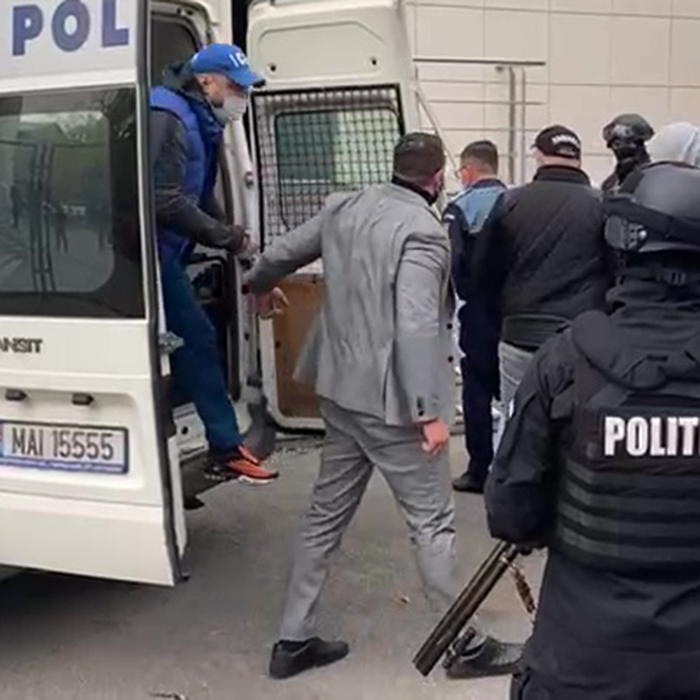 Alex Bodi poartă același costum ca în momentul ridicării sale, cu o zi în urmă