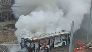 Călătoria groazei! La Galați, un autobuz, cu zeci de oameni în interior, a luat foc în timpul mersului