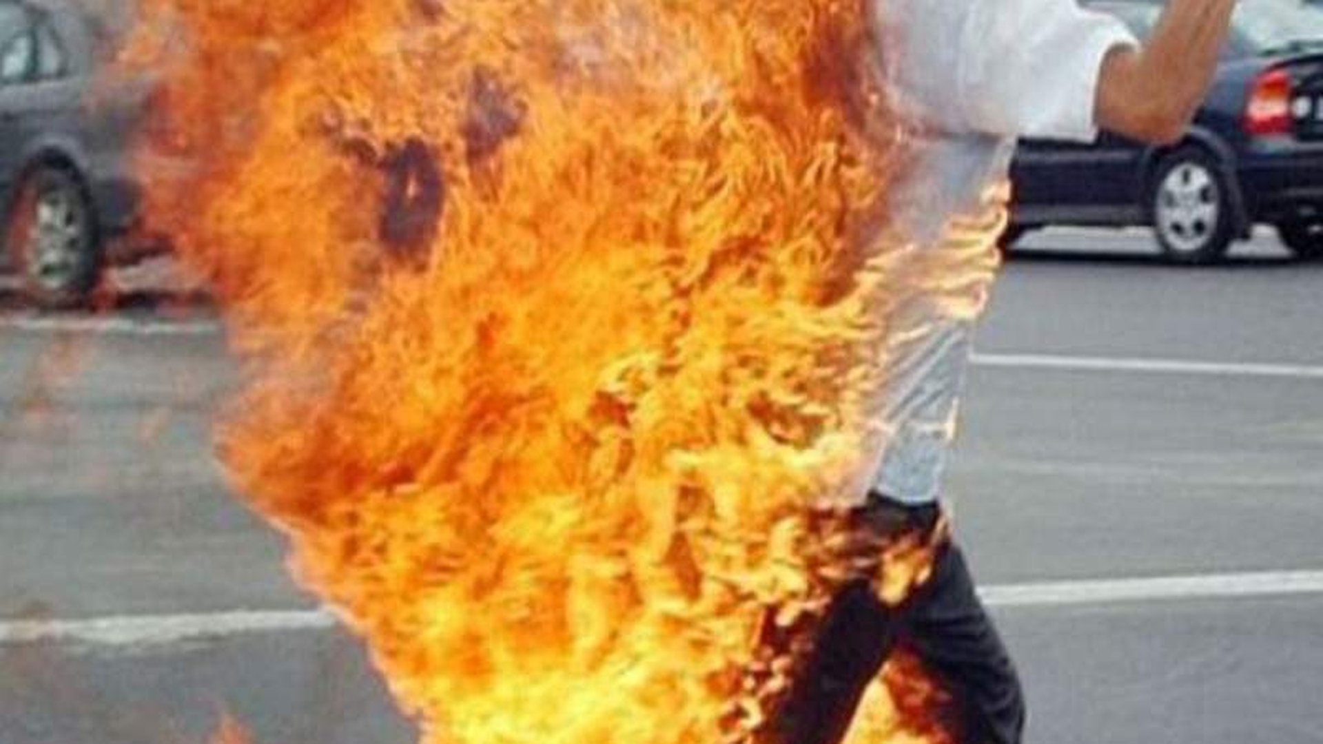 Un bărbat și-a dat foc la intrarea unui parc din Buzău! Are arsuri pe 70% din suprafața corpului