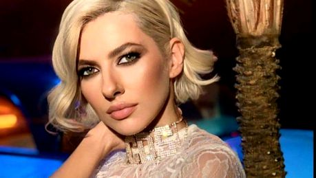 Lidia Buble și-a pus fanii pe jar! Tricoul minuscul i-a jucat feste artistei