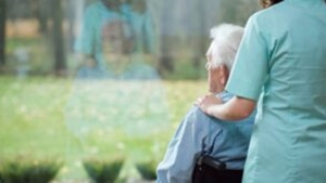 O badantă româncă, concediată după ce s-a întors din vacanță. Motivul halucinant pentru care Poliția a deschis o anchetă
