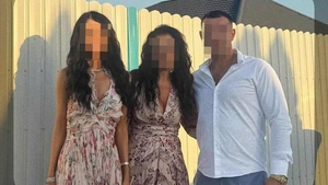Bătaie ca-n filme între două neveste celebre! Facebook-ul a aprins scânteia, apoi și-au împărțit palme în centrul orașului!