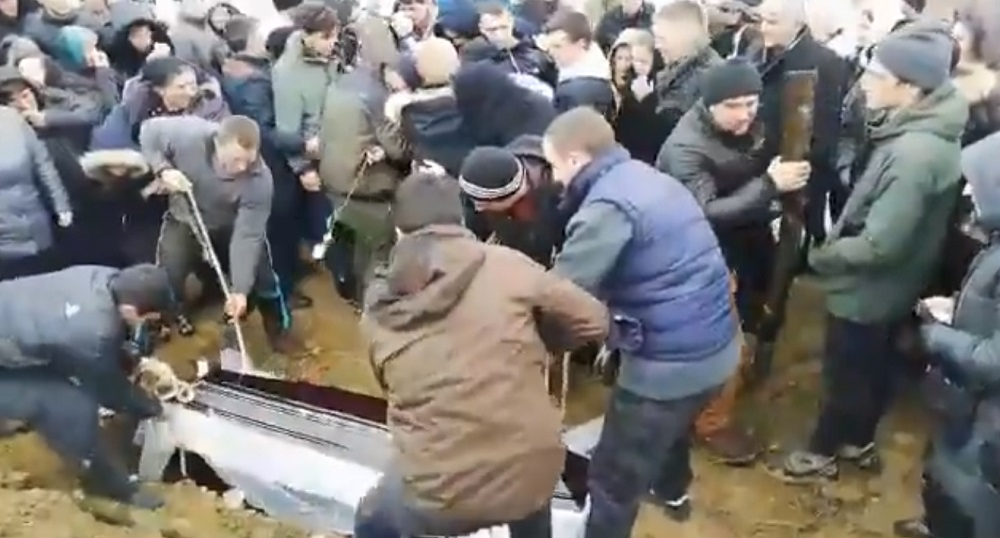 Imagini de la înmormântarea mamei din Timiș cu 18 copii! E cutremurător ce s-a întâmplat când au băgat-o pe Lidia în groapă. VIDEO