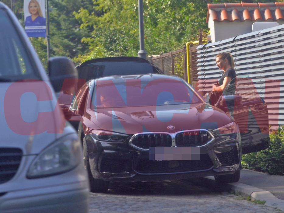 Simona Halep ajunsă în fața vilei din Primăverii / (Sursa: CANCAN.RO)