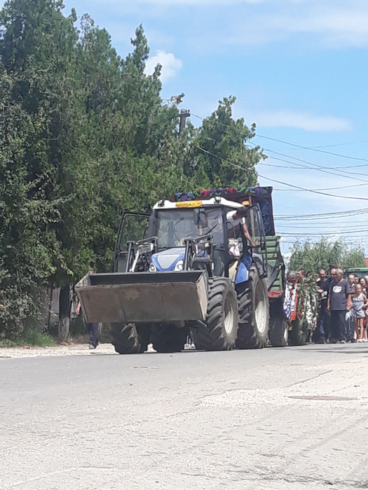 Sicriul a fost dus la cimitir cu un excavator, pentru că în comună nu există firmă de pompe funebre