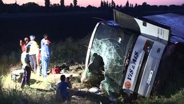 Nu s-au gasit urme de franare. Soferul bulgar care conducea autocarul care s-a rasturnat pe A2 ar fi adormit la volan