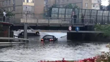 O ploaie torențială a inundat Râmnicu Vâlcea. Trafic paralizat, maşini rămase în apă, arbori căzuți