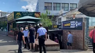 Imagini de cascadorii râsului. Un gălățean ia la mișto doi polițiști în plină stradă: „Și dacă fug, acuma ce faci? Ce faci?”. VIDEO