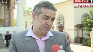 Becali, ingenuncheat in fata icoanelor! Latifundiarul din Pipera s-a rugat pentru echipa Steaua, dar si pentru binele familiei!