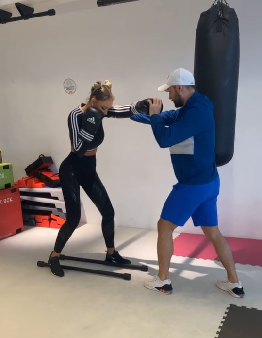 Bianca Drăgușanu, “la vânătoarea” bradului perfect de Crăciun: “Este în mare trend să ai brazi artificiali”. Ce culoare își dorește fiica ei să aibă pomul | FOTO