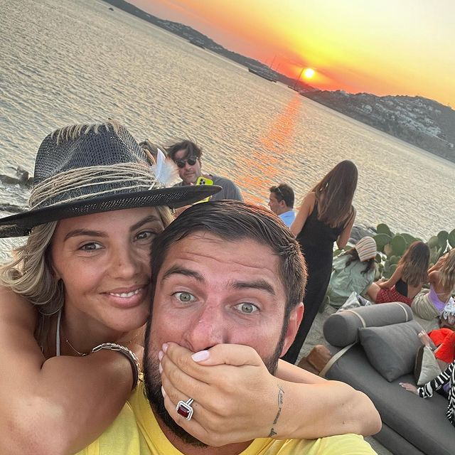 Cătălin Cazacu a cerut-o de soție pe Ramona Olaru în Mykonos / (Sursa: Instagram)