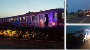 Un microbuz plin cu persoane, spulberat de tren în județul Timiș