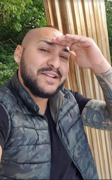 Imagine senzațională cu Dani Mocanu în dormitor! Manelistul a apărut AȘA pe Internet