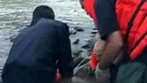 VIDEO Trupul unui barbat "pescuit" de la portile unui baraj din Mures!