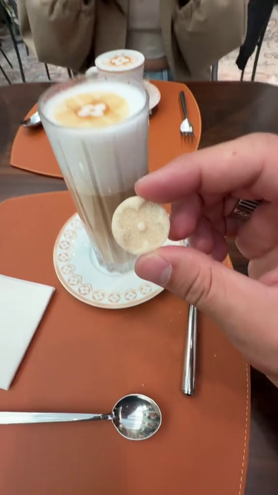 NU E BANC! Câți euro a plătit un român la cafeneaua Louis Vuitton din Milano pe 3 cafele, mâncare și desert