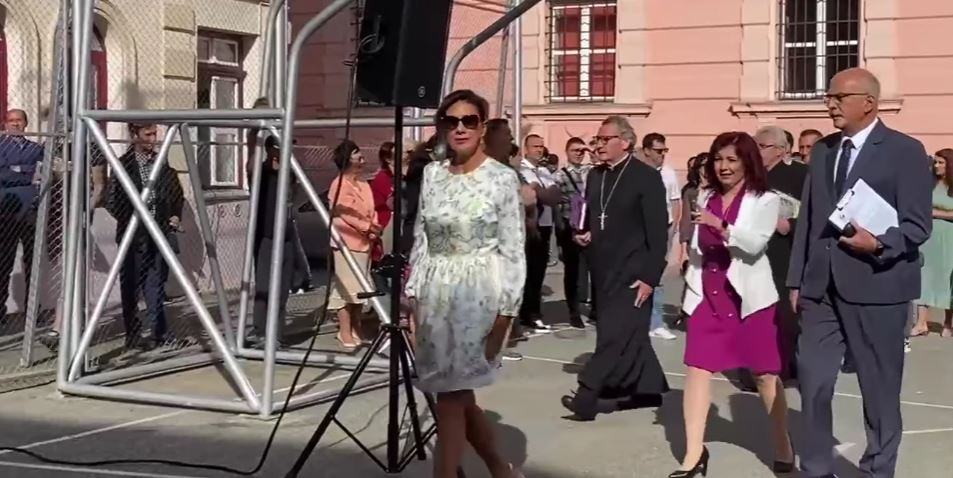 Carmen Iohannis a atras toate privirile în prima zi de școală/ sursă foto: captură video Mesageruldesibiu