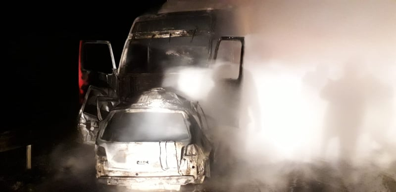Accident teribil! Un automobil și un tir s-au ciocnit și au luat foc. Un șofer a murit